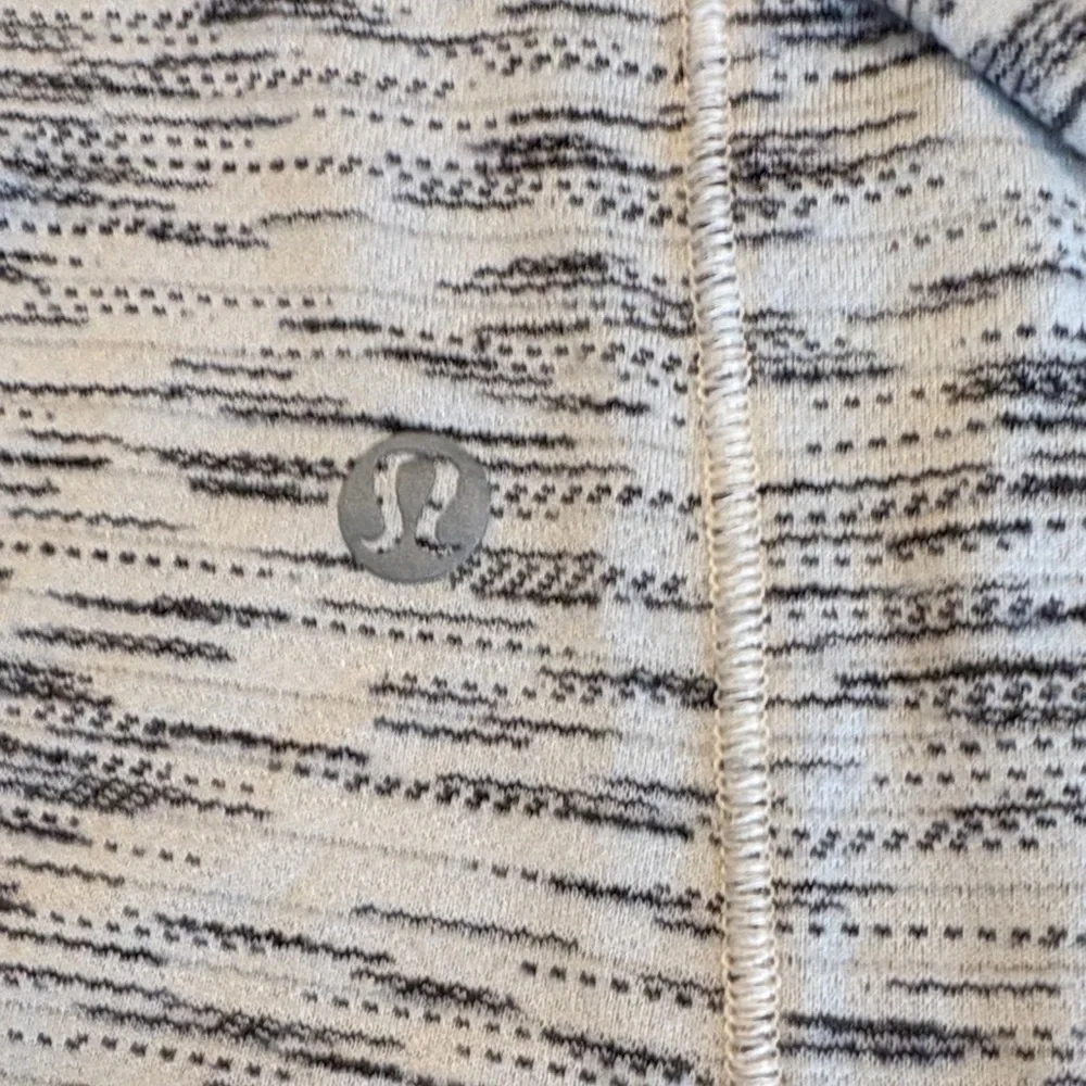 Lululemon Athletica Gray and White Patterned Long Sleeve Tee - Picture 3 of 4